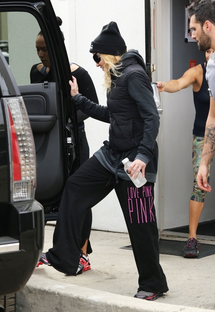 20140312-pictures-madonna-out-and-about-los-angeles-01