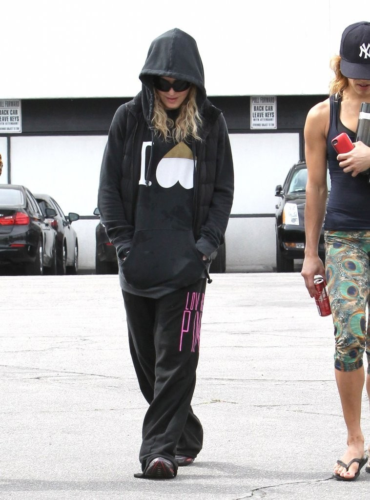 20140312-pictures-madonna-out-and-about-los-angeles-04