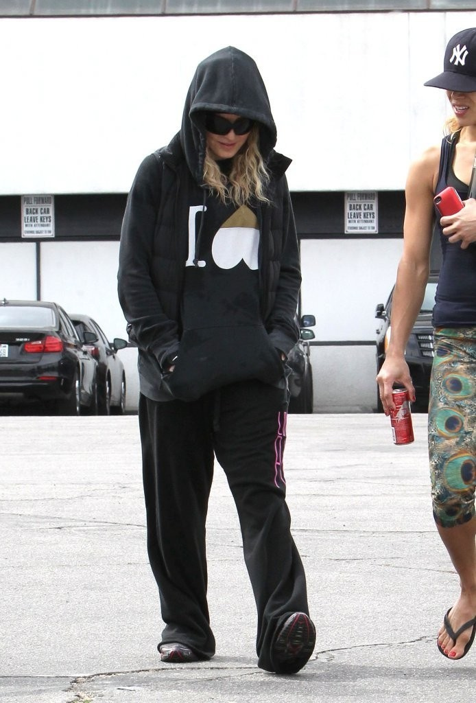 20140312-pictures-madonna-out-and-about-los-angeles-06