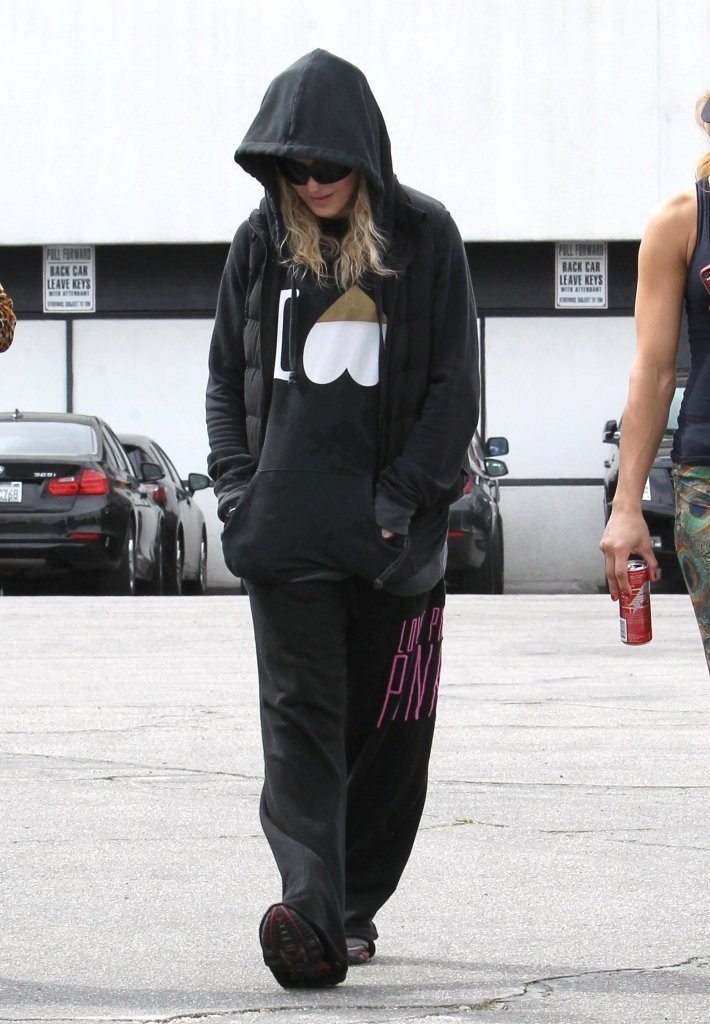 20140312-pictures-madonna-out-and-about-los-angeles-07