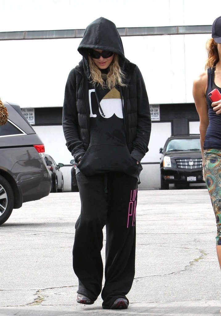 20140312-pictures-madonna-out-and-about-los-angeles-10