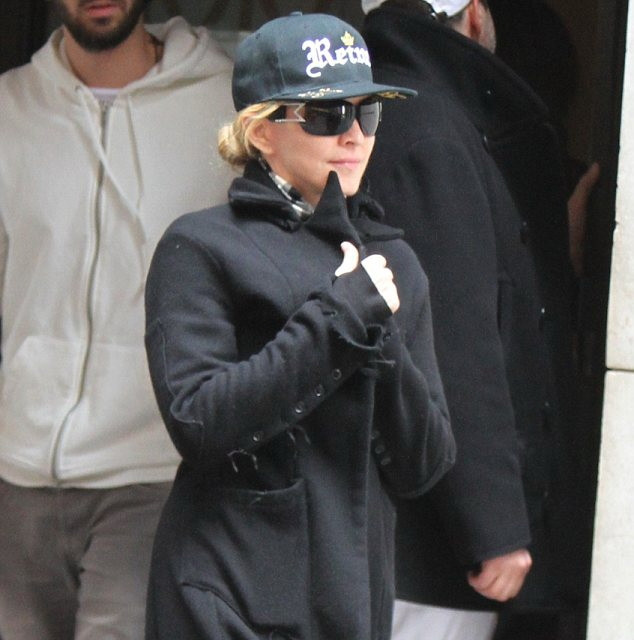 20140325-pictures-madonna-out-and-about-new-york-02