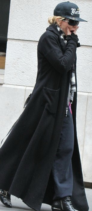 20140325-pictures-madonna-out-and-about-new-york-03