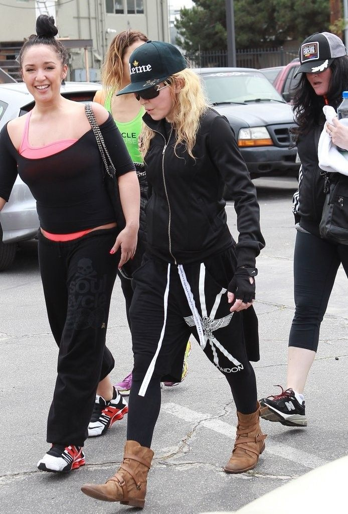 20140418-pictures-madonna-out-and-about-los-angeles-01