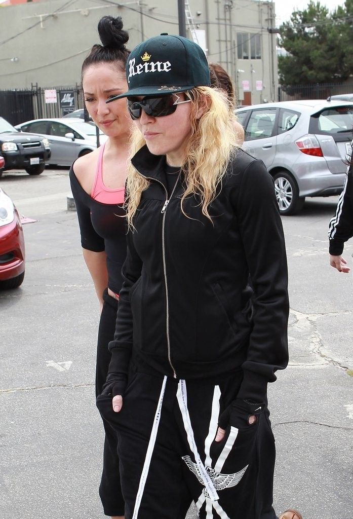 20140418-pictures-madonna-out-and-about-los-angeles-02