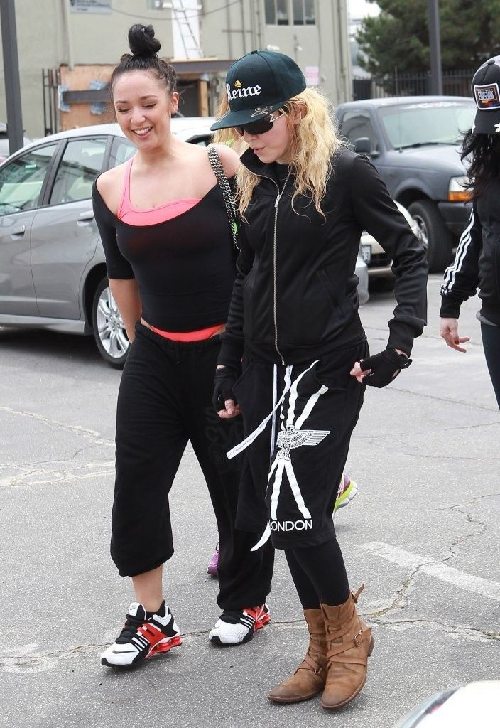 20140418-pictures-madonna-out-and-about-los-angeles-05