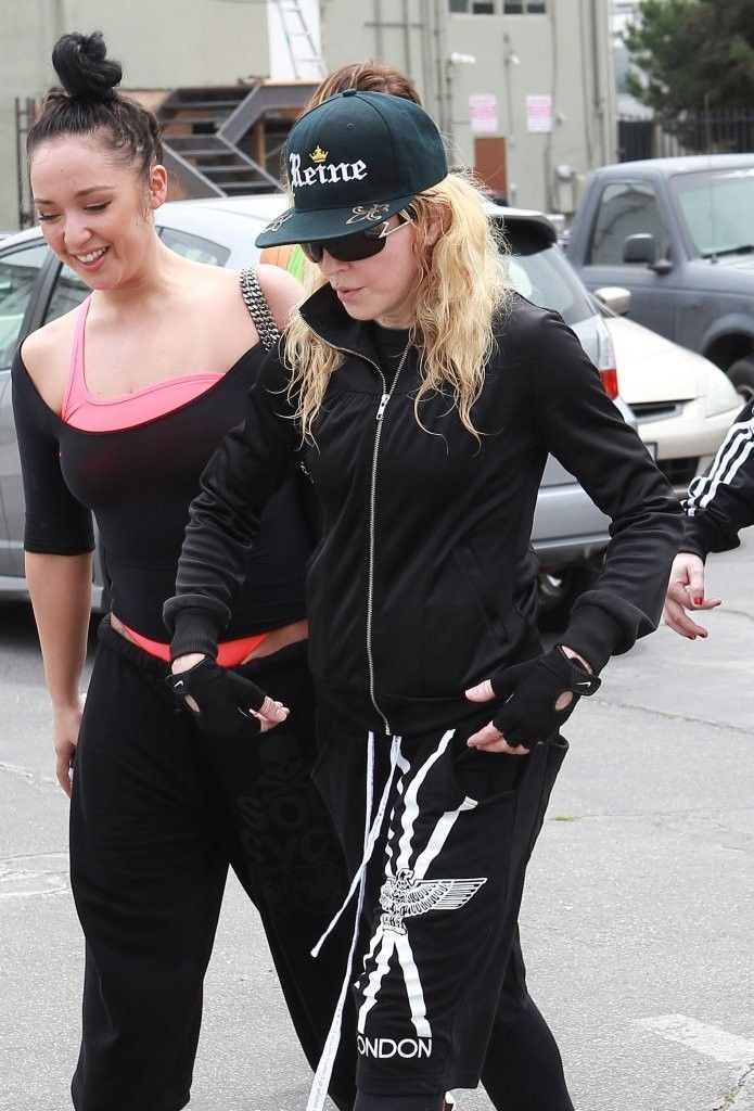 20140418-pictures-madonna-out-and-about-los-angeles-07