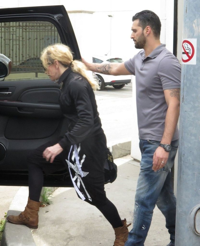 20140418-pictures-madonna-out-and-about-los-angeles-19