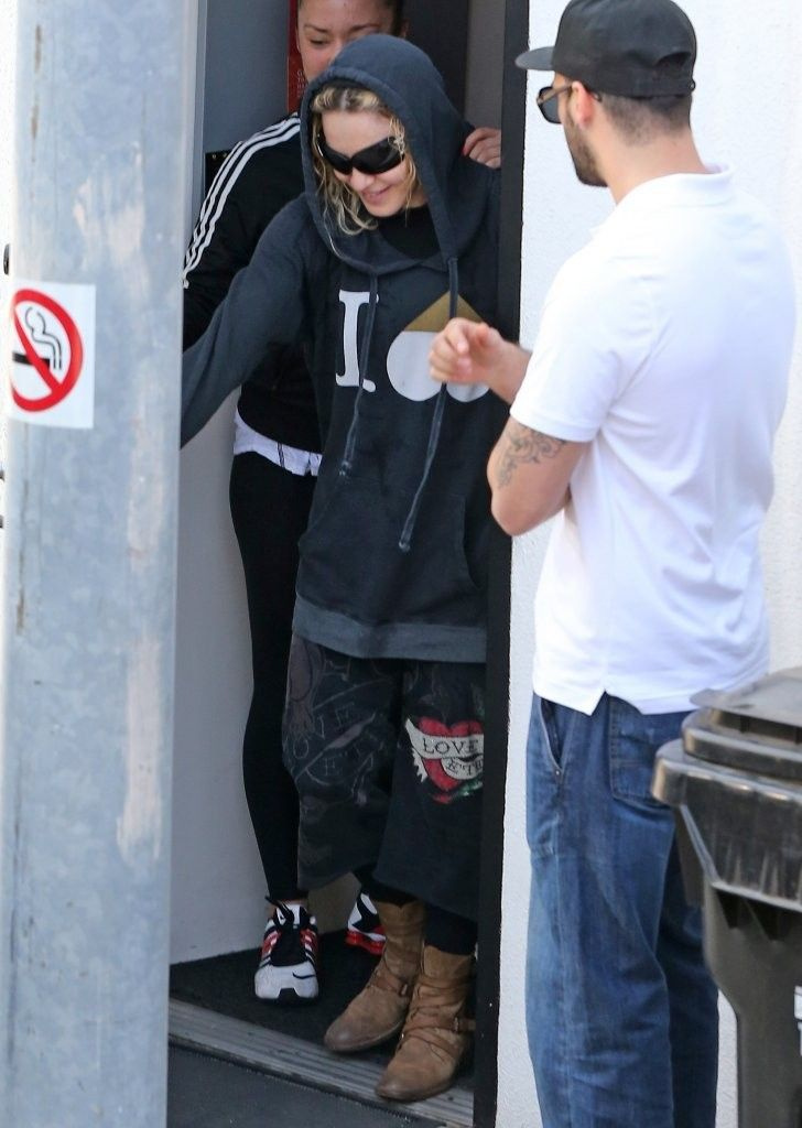 20140419-pictures-madonna-out-and-about-los-angeles-01