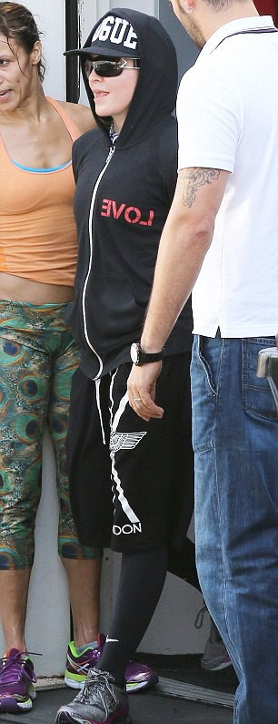 20140422-pictures-madonna-out-and-about-los-angeles-02