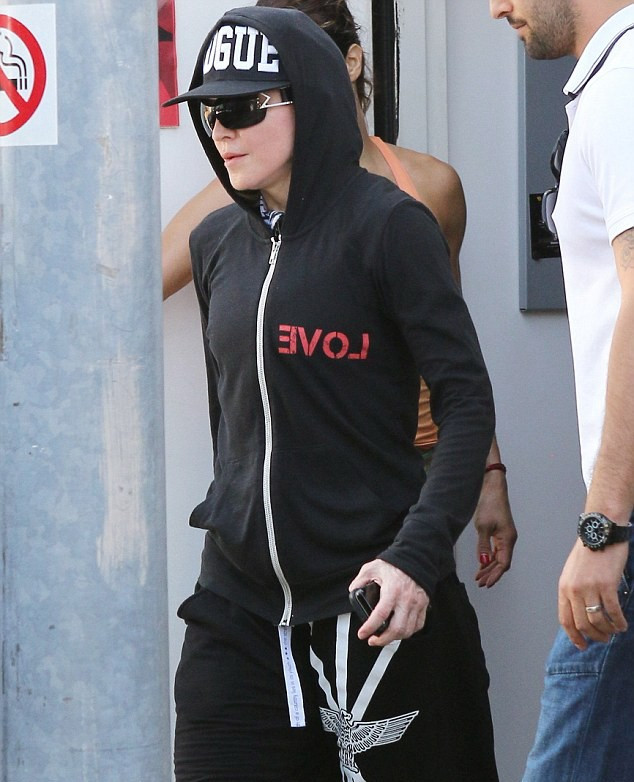 20140422-pictures-madonna-out-and-about-los-angeles-05