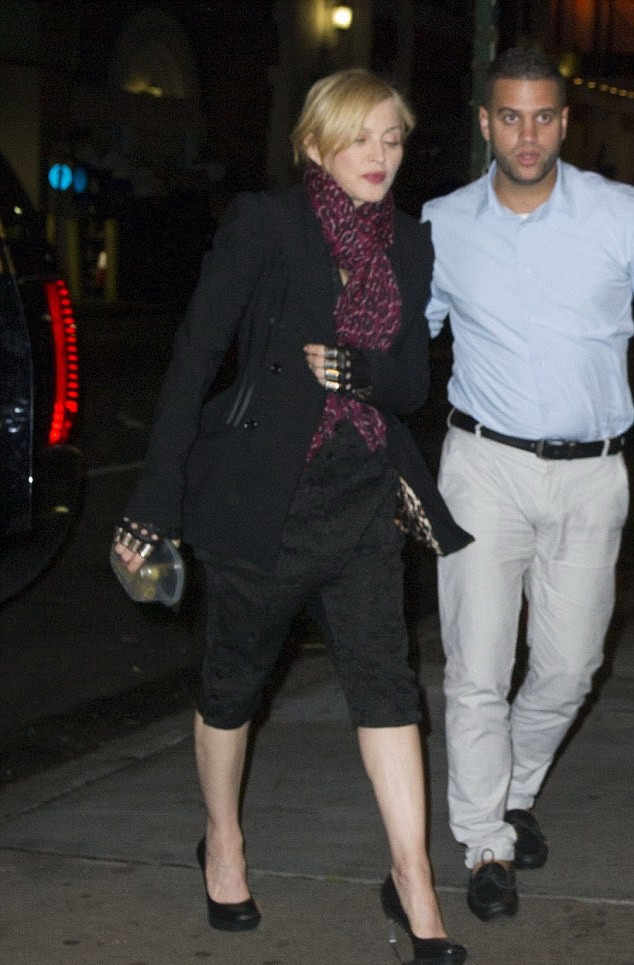 20140531-pictures-madonna-out-and-about-new-york-02