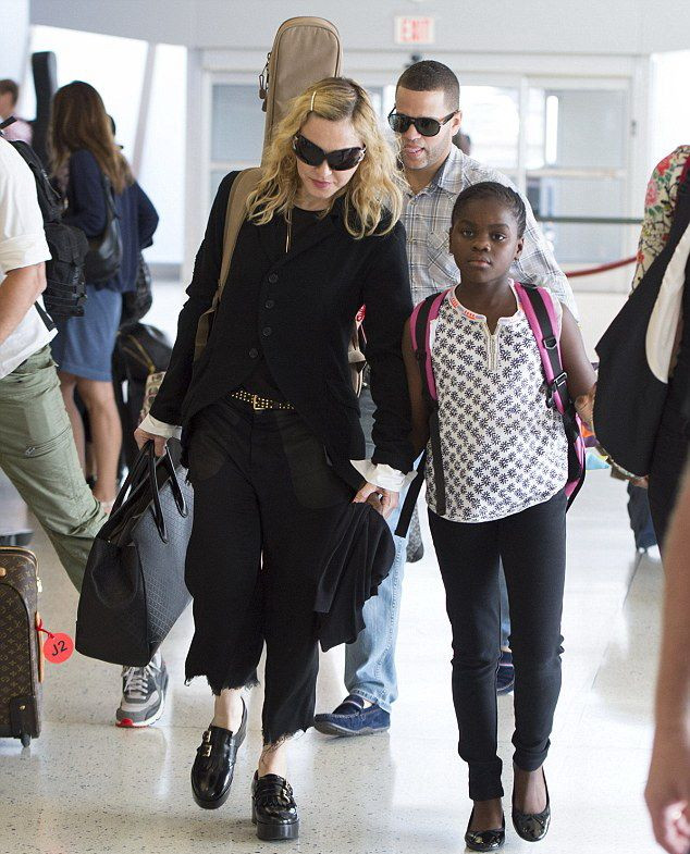 20140629-pictures-madonna-new-york-jfk-airport-02