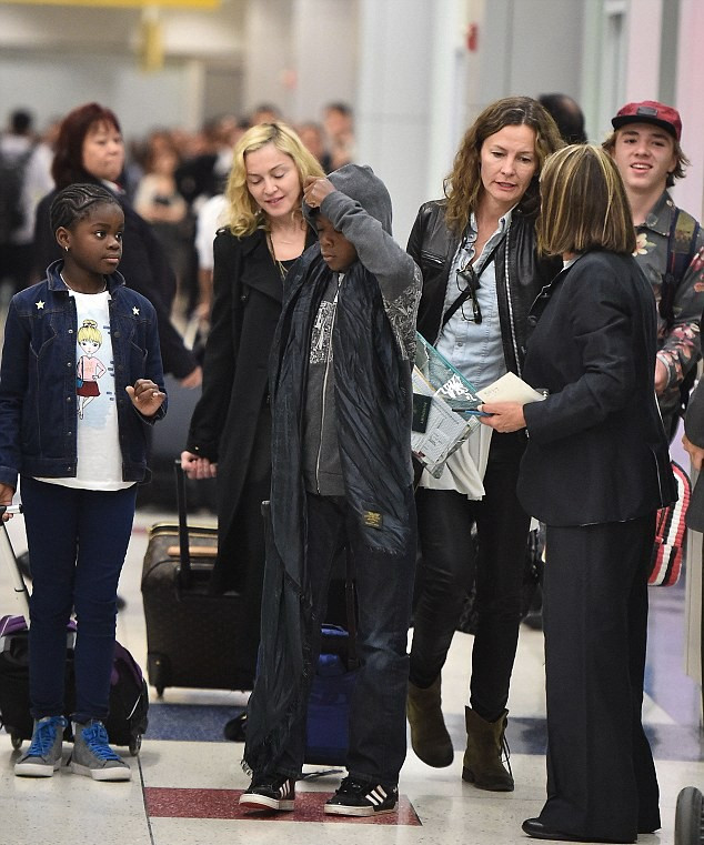 170827 madonna-jfk-airport-ny (1)