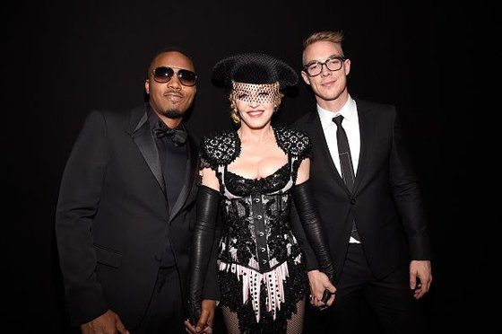 20150208-pictures-madonna-grammy-awards-red-carpet-27