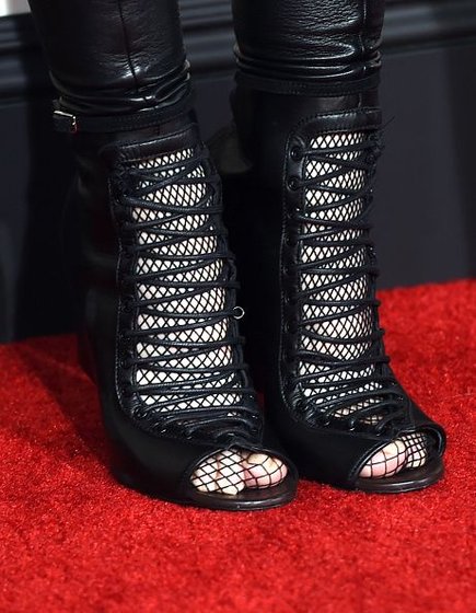 20150208-pictures-madonna-grammy-awards-red-carpet-31