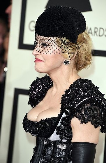 20150208-pictures-madonna-grammy-awards-red-carpet-45