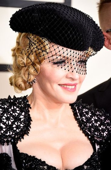 20150208-pictures-madonna-grammy-awards-red-carpet-64