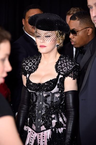 20150208-pictures-madonna-grammy-awards-red-carpet-85