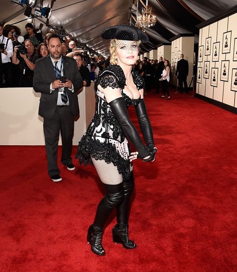 20150208-pictures-madonna-grammy-awards-red-carpet-89