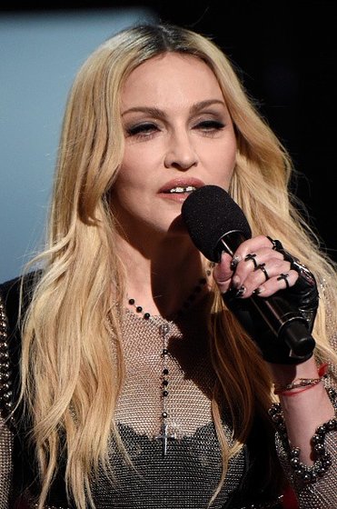 20150330-media-madonna-iheartradio-music-awards-presenting-07