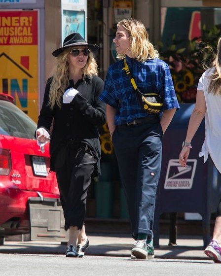 20150808-pictures-madonna-out-and-about-new-york-18