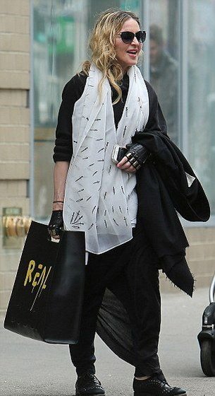 20160402-pictures-madonna-out-and-about-new-york-03