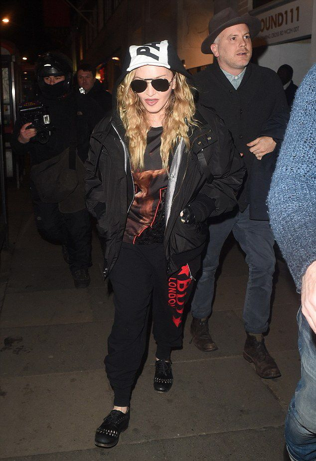 20160417-pictures-madonna-out-and-about-london-08