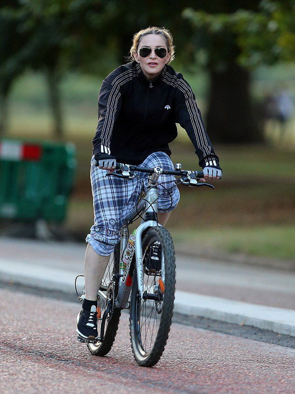 20160915-pictures-madonna-out-and-about-london-02