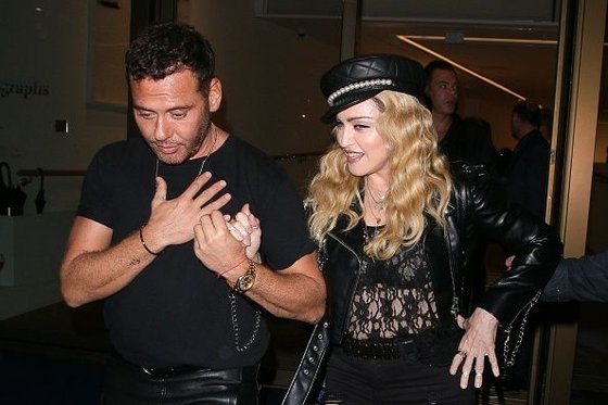 20161028-pictures-madonna-out-and-about-london-14