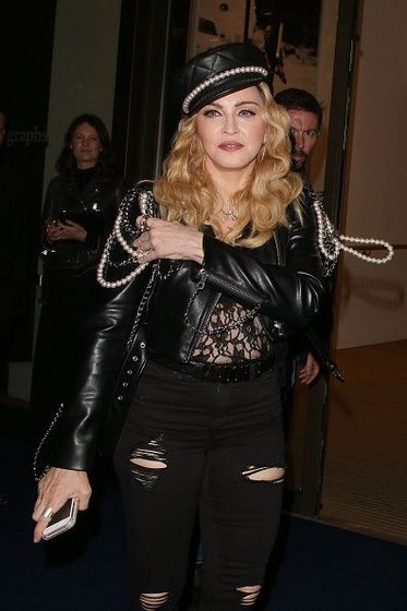 20161028-pictures-madonna-out-and-about-london-16