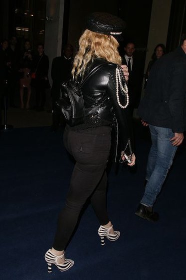 20161028-pictures-madonna-out-and-about-london-19