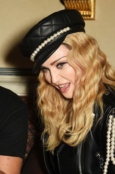 20161028-pictures-madonna-out-and-about-london-31