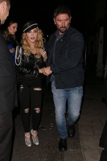 20161028-pictures-madonna-out-and-about-london-53