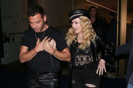 20161028-pictures-madonna-out-and-about-london-57