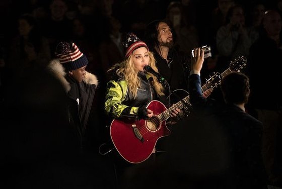 20161108-pictures-madonna-washington-square-park-01