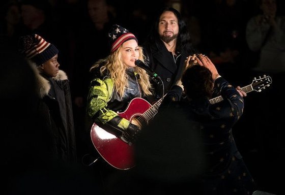 20161108-pictures-madonna-washington-square-park-02