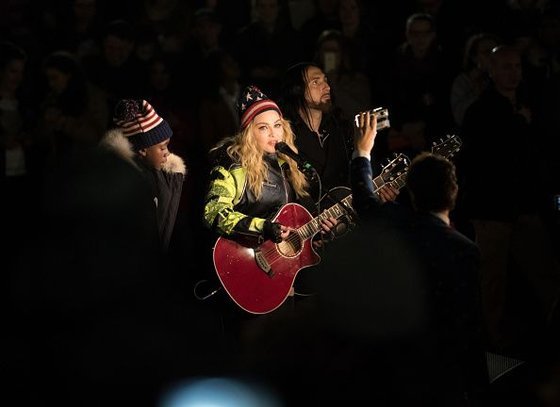 20161108-pictures-madonna-washington-square-park-08