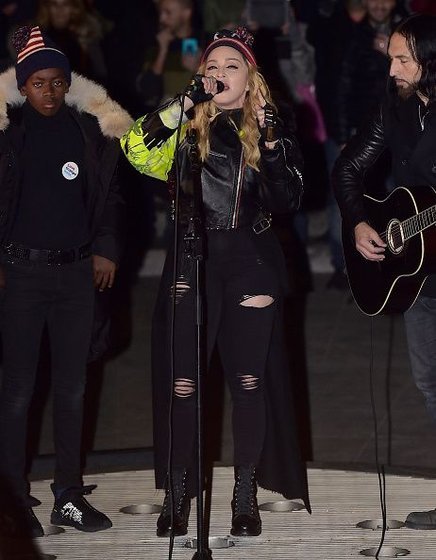 20161108-pictures-madonna-washington-square-park-09