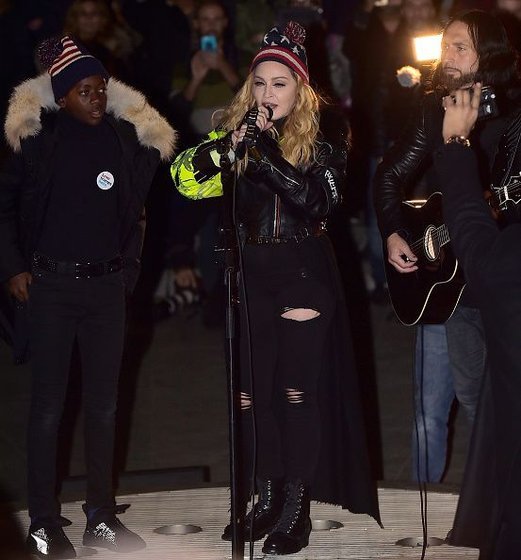 20161108-pictures-madonna-washington-square-park-11