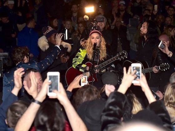 20161108-pictures-madonna-washington-square-park-15