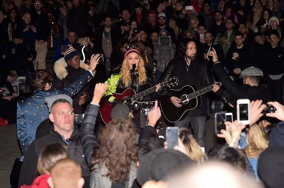 20161108-pictures-madonna-washington-square-park-20