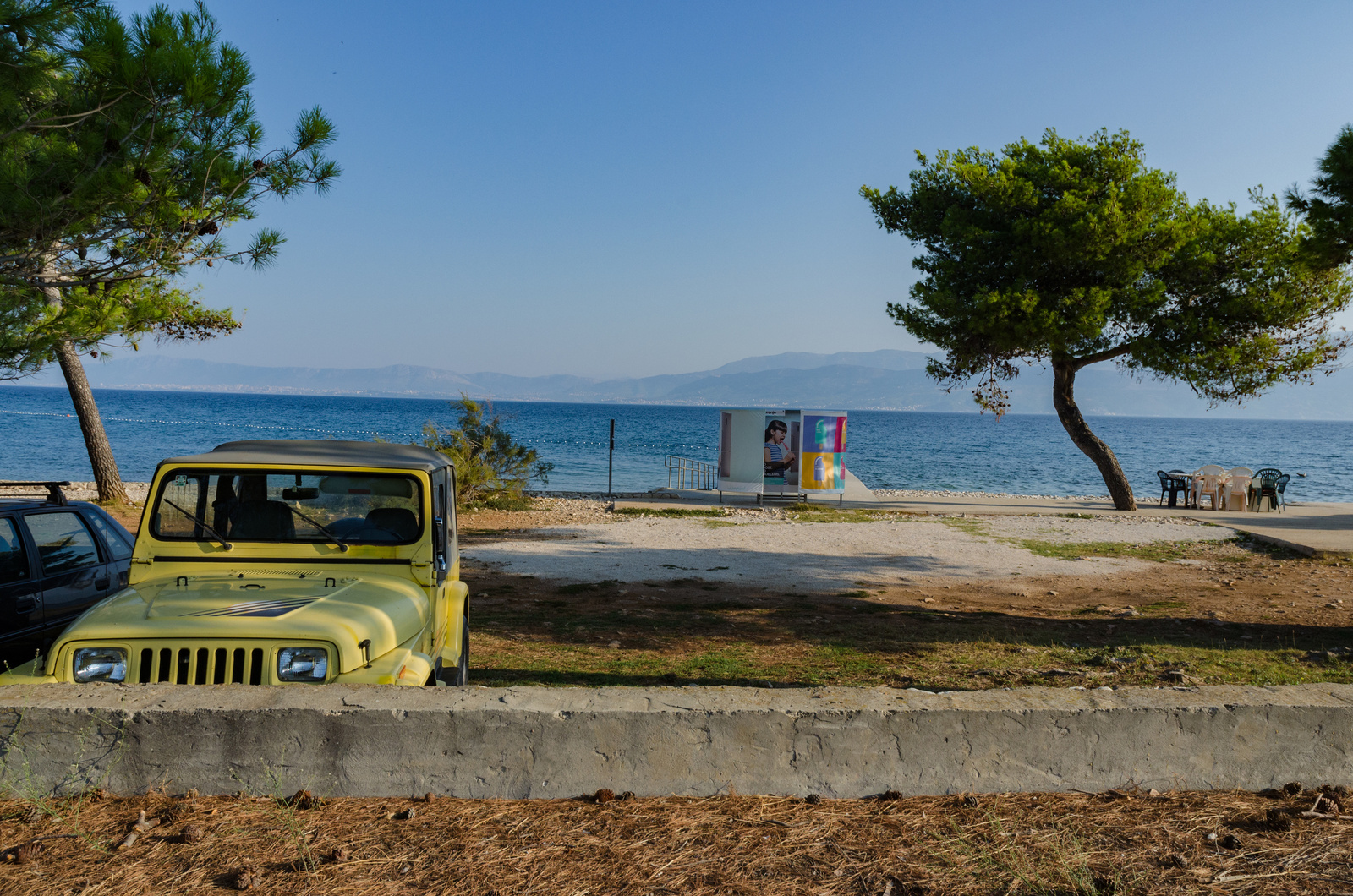 tengerpart egy sárga autóval