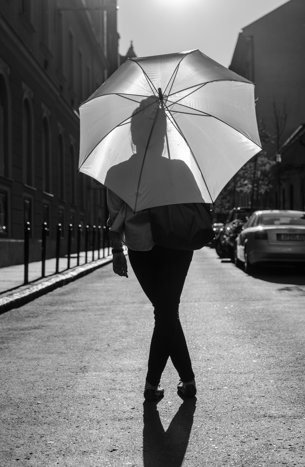 Esernyős lány és árnyéka
