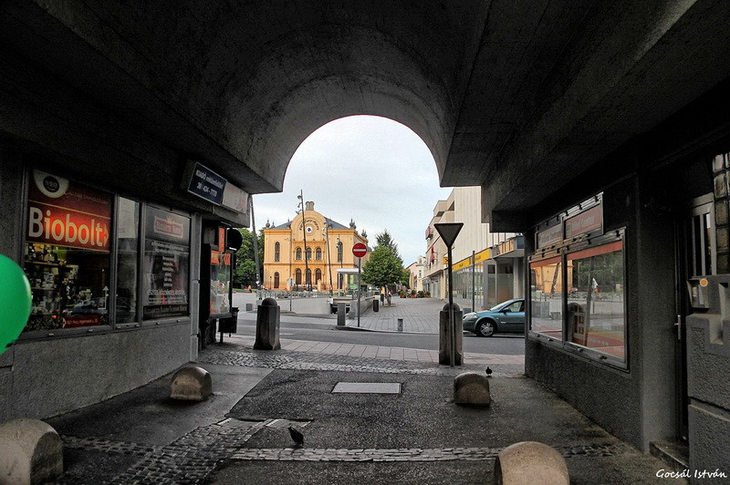 Pécs, Citrom utca - szemben a Zsinagóga átméretezve