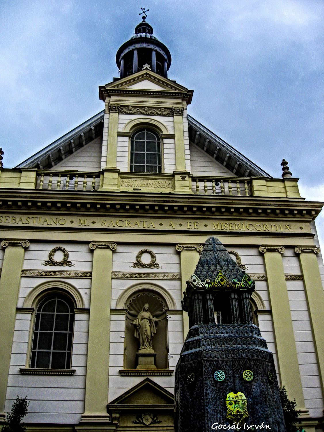 Pécs, Irgalmasok temploma + Zsolnay kút