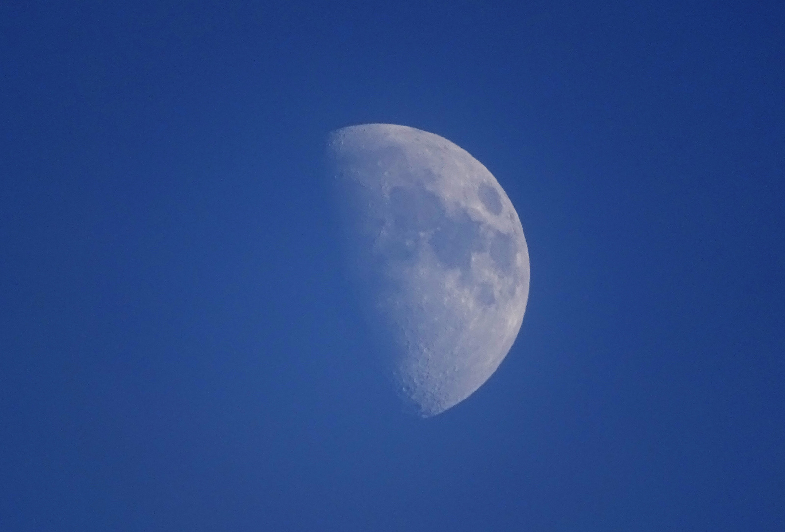 A kék égről mega hold néz