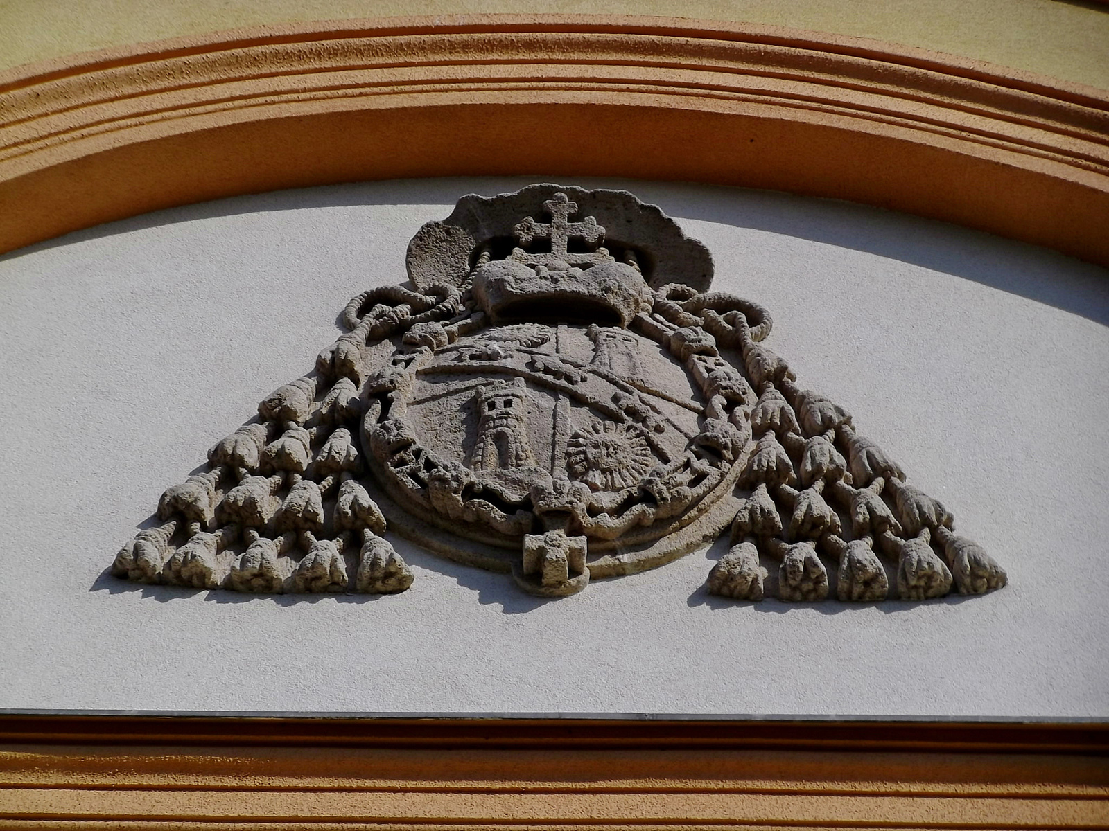 Migazzi Kristóf címere a templom homlokzatán