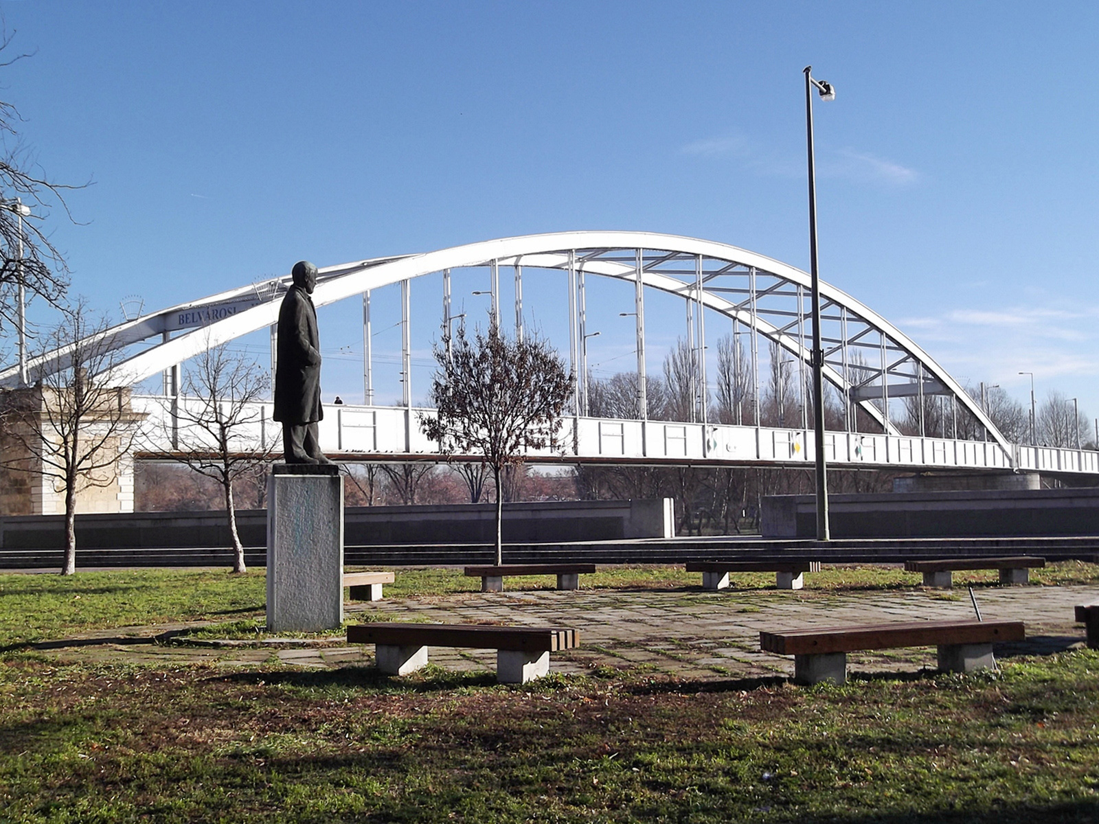 Szeged, Belvárosi híd, előtte ÍJuhász Gyula szobra