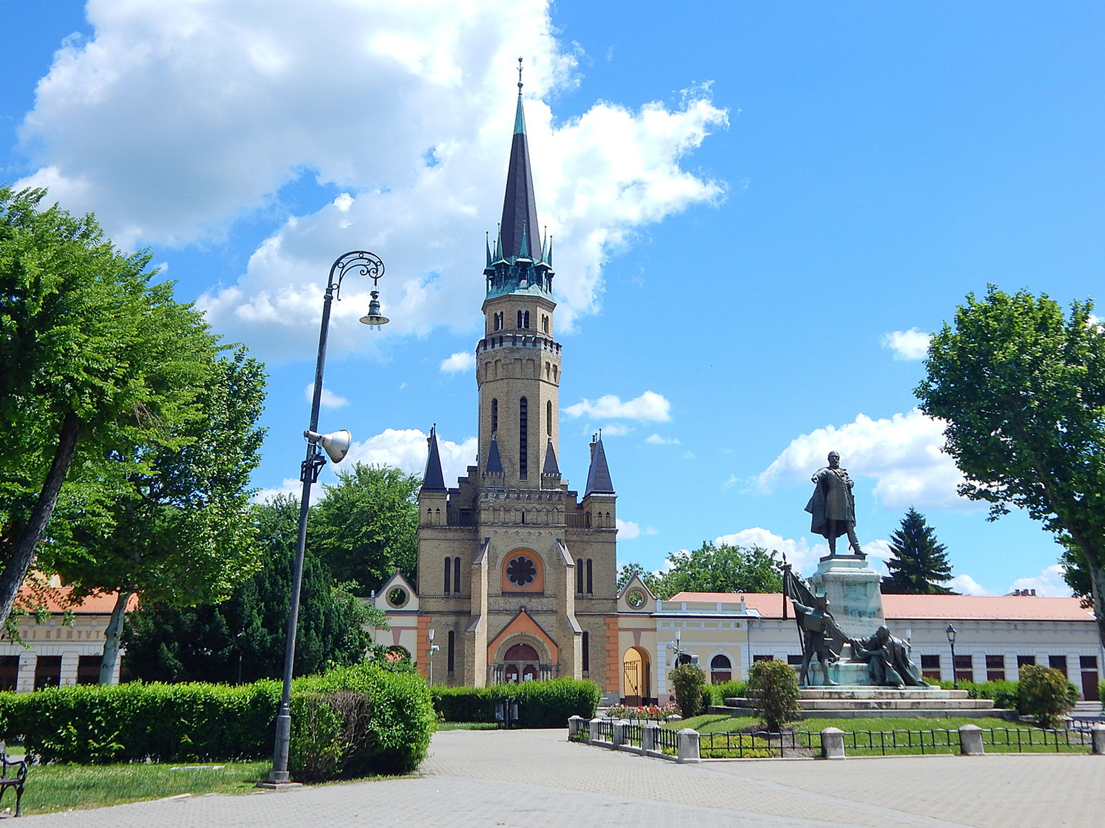 Cegléd, Evangélikus templom és a Kossuth-szobor